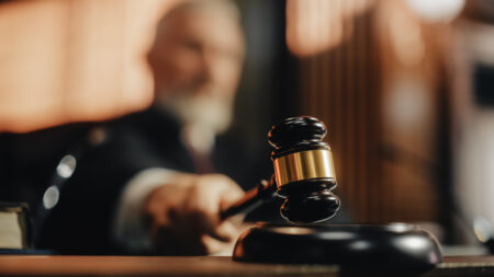 Entendiendo el significado legal de absuelvo: ¿Qué implica para un caso?